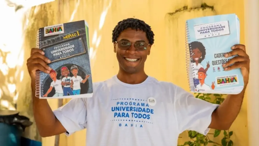 Depois de viver em situação de rua e passar por abrigos em Salvador, homem de 40 anos é o único do albergue a aceitar um pré-vestibular, estuda na lavanderia, no refeitório e até na cama, fica em 2º lugar em Teatro na UNEB e ainda conquista vaga em curso técnico de Práticas Jurídicas