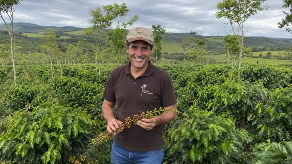 Marcelo Urtado comprou uma fazenda convencional no interior de Minas, recuperou o equilíbrio do solo, plantou árvores entre os cafeeiros e transformou 40 hectares em um cafezal orgânico sem insumos químicos, onde passou a colher até 54 sacas por hectare ao lado da esposa