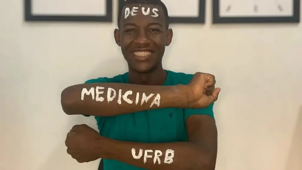 Filho de pedreiro e dona de casa cresceu em uma comunidade quilombola, estudou seis horas por dia numa casa emprestada sem luz nem internet, usava a lanterna do celular, tirou 980 na redação do Enem e passou em Medicina na UFRB após seis tentativas aos 25 anos. Que vitória impressionante!