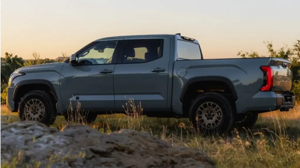 Irmã grande da Hilux com motor V6 híbrido ganha tela de 14 polegadas, conexão 5G e pacote Trailhunter com pneus 265/70R18, suspensão Old Man Emu, bloqueio traseiro e tecnologias que elevam o desempenho off-road