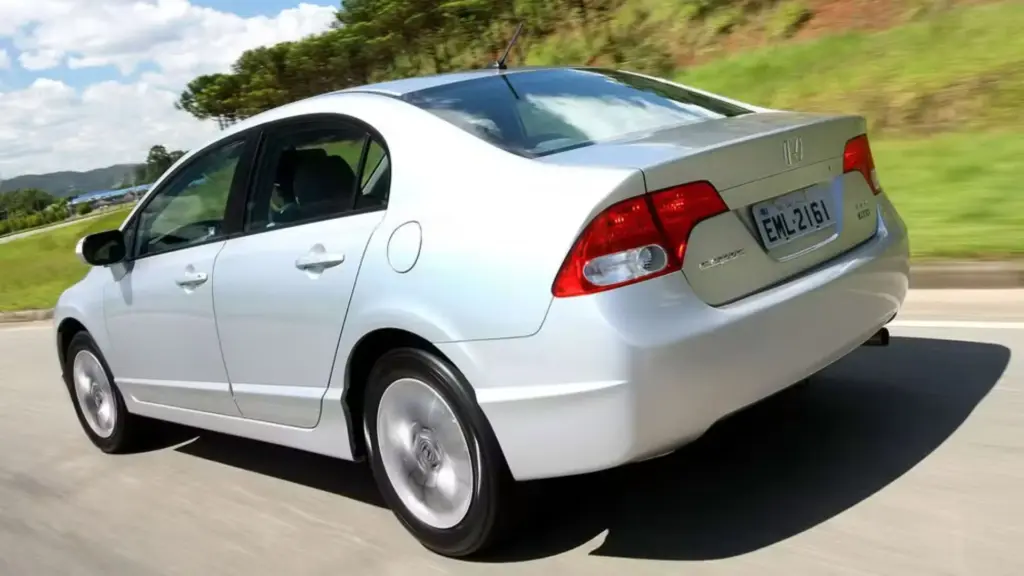 5 carros usados com controles de tração e estabilidade por até R$ 65 mil: lista revela modelo com 7 airbags por R$ 37,9 mil, hatch que faz até 15,7 km/l, sedã de 140 cv e picape com caçamba de 1.354 litros