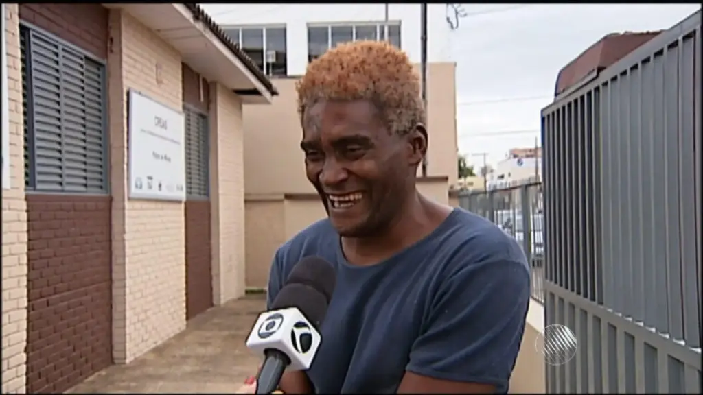 Depois de viver 16 anos nas ruas de Patos de Minas, homem estuda por quatro meses em bancos de praça, faz 26 de 30 pontos, conquista o 1º lugar em concurso para coveiro e planeja usar o primeiro salário para finalmente alugar uma casa