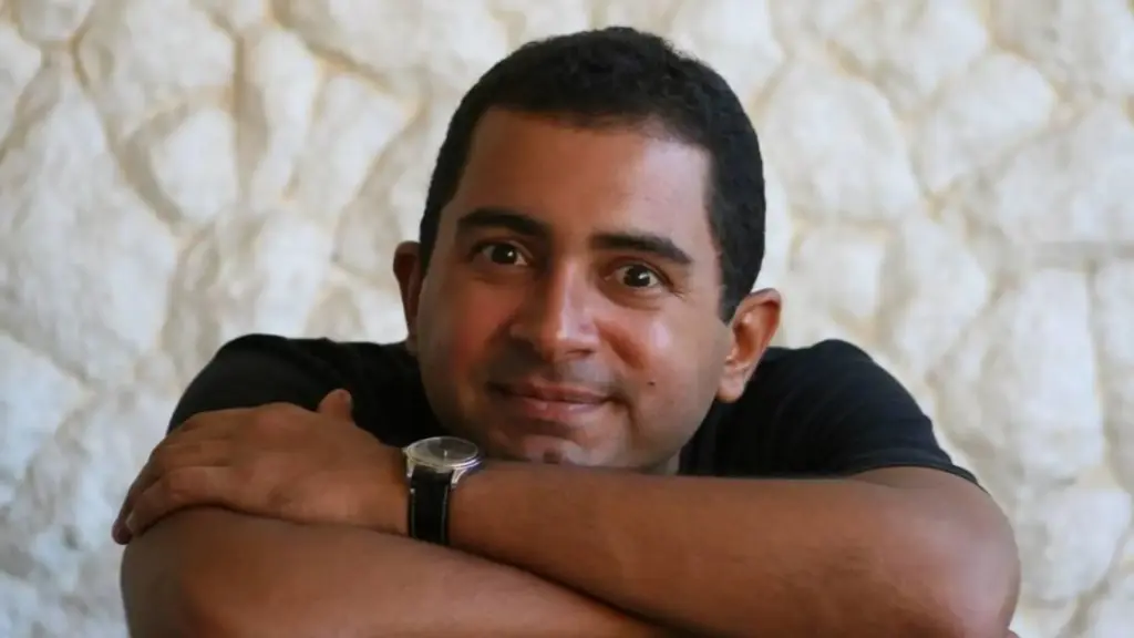 Aos 15 anos, jovem vira atendente do McDonald’s, passa no vestibular de Letras, tem a mudança de turno negada, pede demissão para conseguir estudar e, depois de ser o primeiro da família a conquistar um diploma, chega ao doutorado em Literatura e a um evento na Sorbonne como escritor Aos 15 anos, jovem vira atendente do McDonald’s, passa no vestibular de Letras, tem a mudança de turno negada, pede demissão para conseguir estudar e, depois de ser o primeiro da família a conquistar um diploma, chega ao doutorado em Literatura e a um evento na Sorbonne como escritor