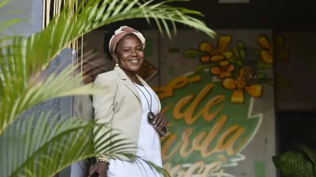 Empregada doméstica que trabalhava desde os 5 anos acordava às 5h em Brasília para deixar o almoço dos patrões pronto, atravessava o Eixão correndo depois da escola e só podia pagar duas matérias por semestre; amigas fizeram vaquinha para a matrícula, ela virou advogada e se tornou a primeira secretária de Igualdade Racial do DF Empregada doméstica que trabalhava desde os 5 anos acordava às 5h em Brasília para deixar o almoço dos patrões pronto, atravessava o Eixão correndo depois da escola e só podia pagar duas matérias por semestre; amigas fizeram vaquinha para a matrícula, ela virou advogada e se tornou a primeira secretária de Igualdade Racial do DF