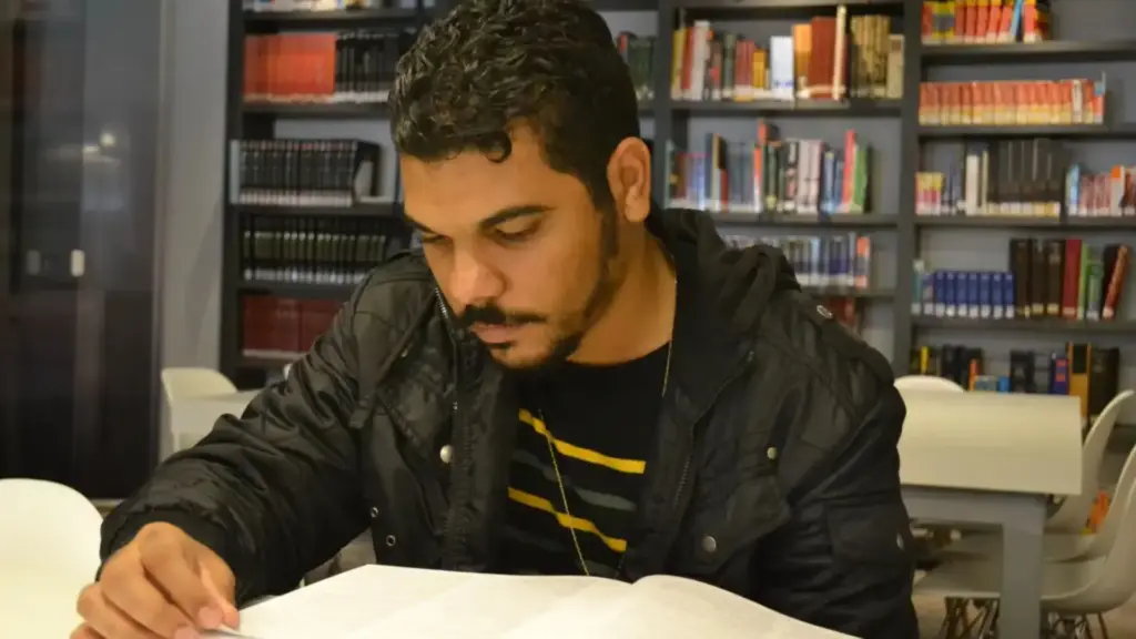 Desde criança, catava papel e latinhas pelas manhãs em Porto Alegre, estudava à tarde e morava em casa de chão batido com telhado que voava com o vento; aos 10 ganhou um livro, frequentou bibliotecas públicas, pagou o próprio cursinho e conquistou uma vaga em Letras na UFRGS