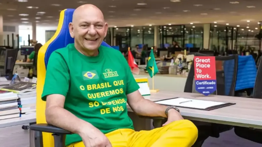 Dono da megaloja Havan levou o estoque a quase R$ 2 bilhões no primeiro trimestre de 2026, e R$ 191 milhões foram acrescentados em apenas três meses enquanto a rede abria três novas lojas Dono da megaloja Havan levou o estoque a quase R$ 2 bilhões no primeiro trimestre de 2026, e R$ 191 milhões foram acrescentados em apenas três meses enquanto a rede abria três novas lojas