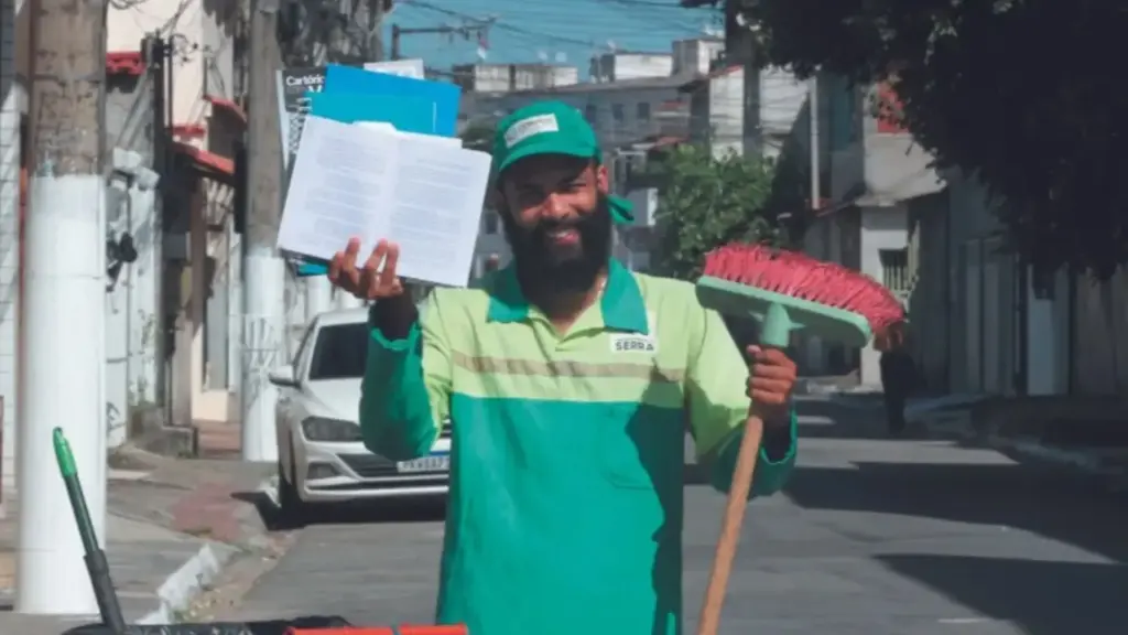 Depois de vender chup-chup na praia e virar gari aos 20 anos, capixaba que concluiu o ensino médio pela EJA estudava no horário de almoço, gravava aulas para ouvir enquanto trabalhava e relatou dormir apenas 2 horas por noite durante 60 dias até conquistar uma vaga em concurso público do Espírito Santo