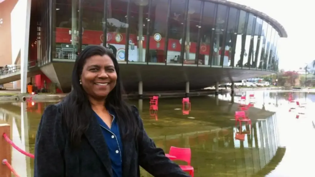 Merendeira da rede municipal do Rio desde 1985, fez o curso Normal, formou-se em Letras, prestou novos concursos, virou professora, coordenadora e diretora e, 35 anos depois, assumiu a Secretaria de Educação de uma rede com cerca de 650 mil alunos Merendeira da rede municipal do Rio desde 1985, fez o curso Normal, formou-se em Letras, prestou novos concursos, virou professora, coordenadora e diretora e, 35 anos depois, assumiu a Secretaria de Educação de uma rede com cerca de 650 mil alunos