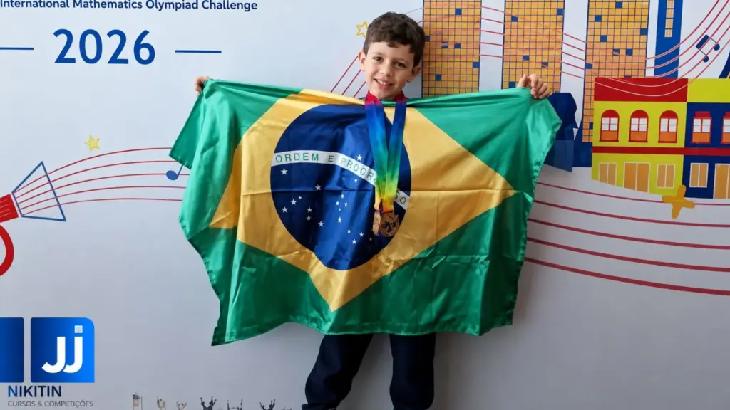 Aos 7 anos, pequeno gênio brasileiro com QI 141 aprende tão rápido que a própria mãe admite ter dificuldade até para fazê-lo parar de estudar, já se aventura pela matemática e até por inglês, francês e italiano e conquista medalha de bronze em competição internacional de matemática em Singapura