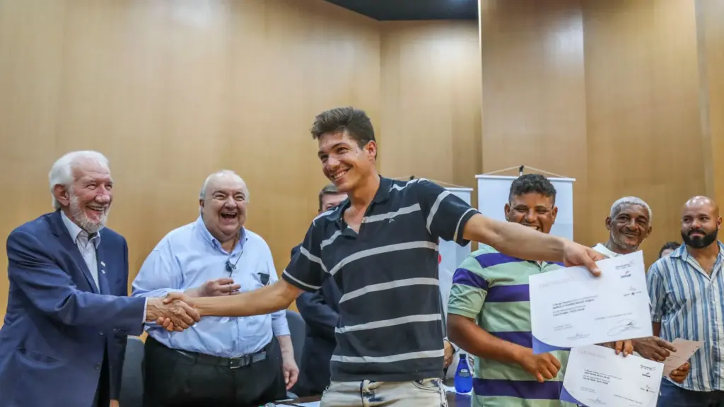 Depois de viver em situação de rua, ele recebeu o certificado de Mestre Calceteiro e contou na formatura que já tinha feito sua primeira calçada profissional, numa iniciativa de Curitiba que qualificou 53 pessoas para o mercado de trabalho