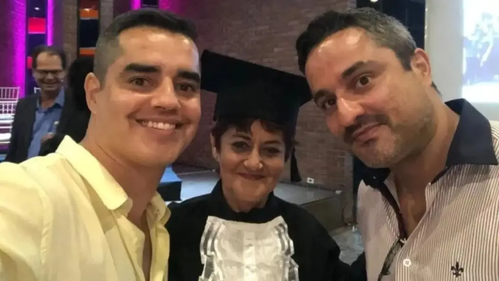 Ela foi impedida pelo pai e pelo marido de continuar estudando, passou décadas como dona de casa, voltou à escola aos 54, conseguiu o primeiro emprego, passou em concurso, entrou na UERJ aos 62, perdeu o marido na reta final da monografia e recebeu o diploma de Pedagogia aos 67 no Rio de Janeiro