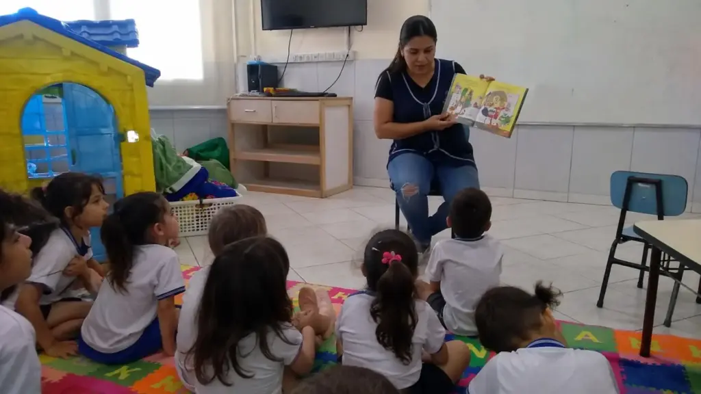 Faxineira de hotel que voltou a estudar depois dos 40, encarou a EJA à noite enquanto trabalhava, passou para auxiliar de merendeira e, ainda concluindo Pedagogia, foi chamada em seleção e virou professora da rede municipal