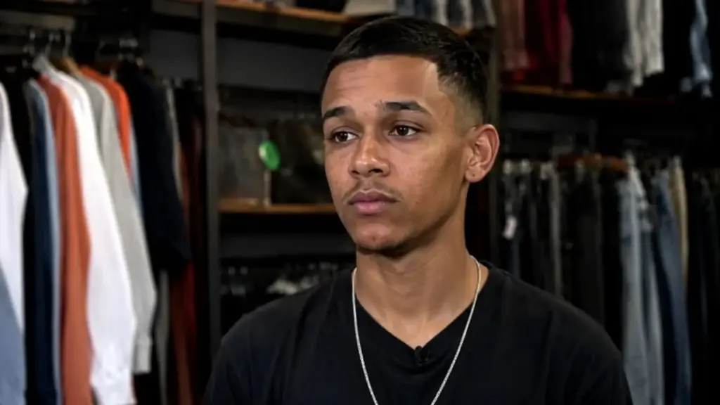 De família de baixa renda, jovem de 20 anos saía de casa às 8h, trabalhava como vendedor de roupas das 9h45 às 19h e estudava sozinho com vídeos da internet, até conquistar duas vagas em Medicina, na USP e na Universidade Federal de Juiz de Fora