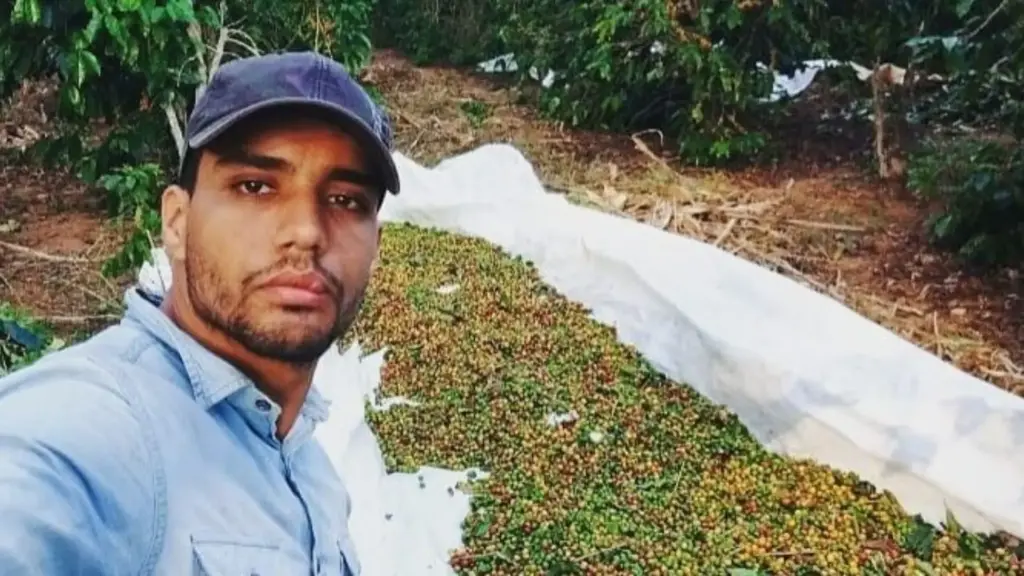 Aos 9 anos, boia-fria de Matipó começou a trabalhar nas lavouras de café, estudou à noite numa mesa improvisada com tijolos e uma tábua, conquistou bolsa integral em Medicina Veterinária, virou professor e chegou ao doutorado na UFV