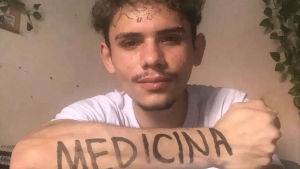 Filho de doméstica e autônomo do Sertão da Paraíba, jovem de 18 anos estudava até nove horas por dia, trabalhava como garçom até a madrugada, desativou as redes sociais e foi aprovado em Medicina na UFRJ, a 2,3 mil quilômetros de casa Filho de doméstica e autônomo do Sertão da Paraíba, jovem de 18 anos estudava até nove horas por dia, trabalhava como garçom até a madrugada, desativou as redes sociais e foi aprovado em Medicina na UFRJ, a 2,3 mil quilômetros de casa
