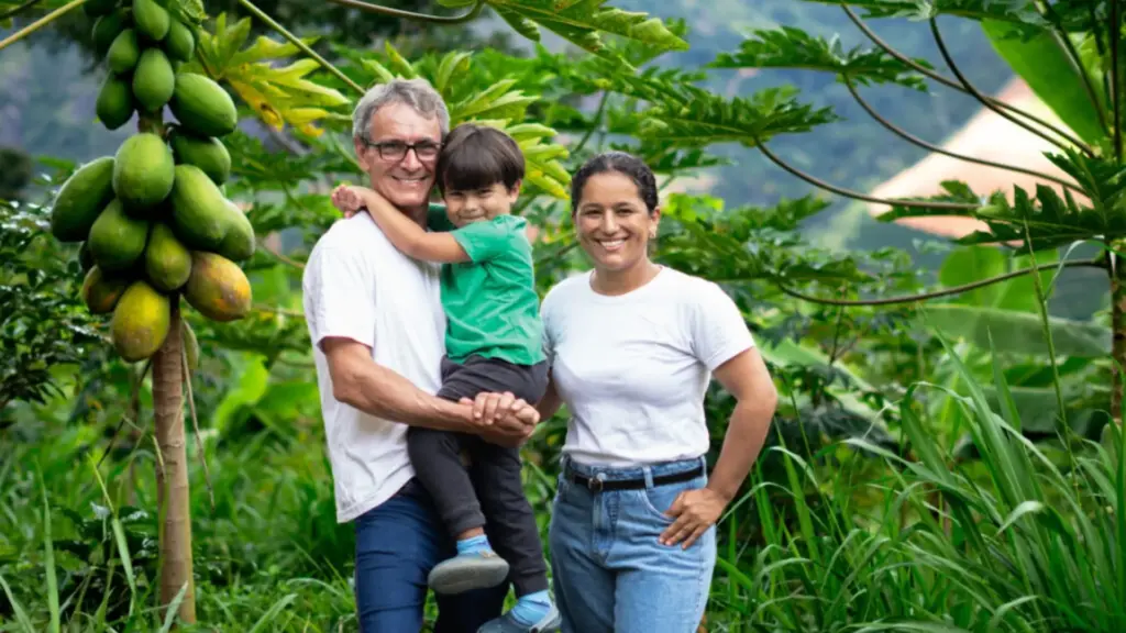 Flávia Lopes viu a água diminuir em uma propriedade no interior de Minas, protegeu as nascentes e áreas de recarga, plantou cerca de mil árvores e transformou 2 hectares em um sistema agroflorestal com café, banana e cacau, onde passou a produzir ao lado do marido e levou seu conilon ao 5º lugar nacional entre os canéforas Flávia Lopes viu a água diminuir em uma propriedade no interior de Minas, protegeu as nascentes e áreas de recarga, plantou cerca de mil árvores e transformou 2 hectares em um sistema agroflorestal com café, banana e cacau, onde passou a produzir ao lado do marido e levou seu conilon ao 5º lugar nacional entre os canéforas