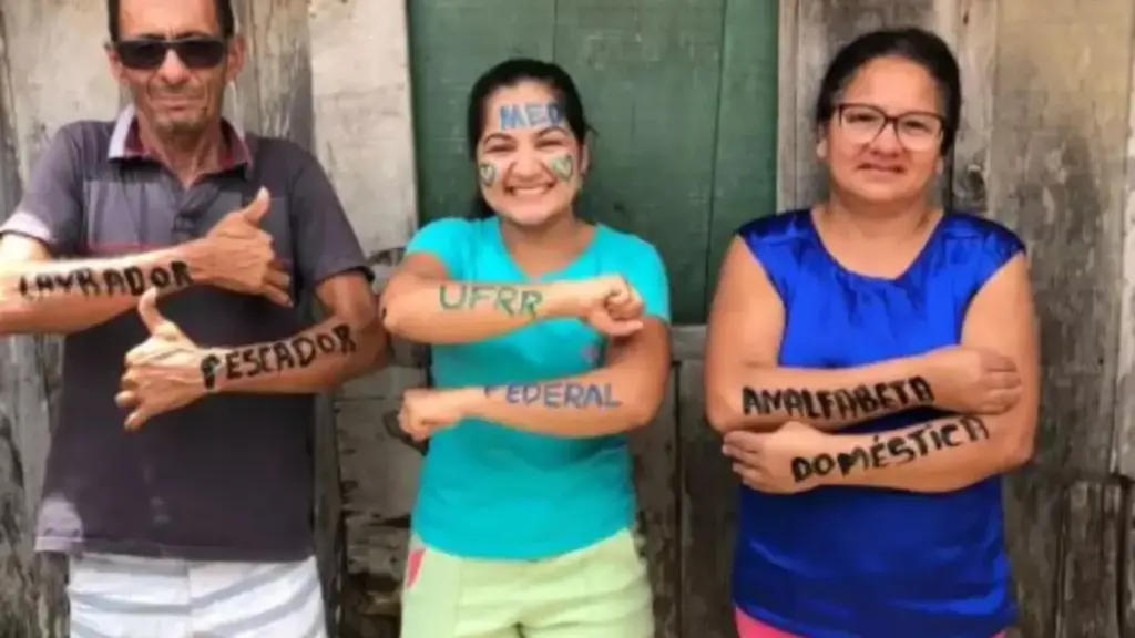 Filha de lavrador e empregada doméstica cresceu em uma casa de madeira no interior do Maranhão, houve dias em que dependia da refeição da escola, trabalhou como babá e vendeu bolo de pote, conquistou vaga em Medicina na UFMA pelo Enem e participou de campanha nacional do MEC. Que virada! Filha de lavrador e empregada doméstica cresceu em uma casa de madeira no interior do Maranhão, houve dias em que dependia da refeição da escola, trabalhou como babá e vendeu bolo de pote, conquistou vaga em Medicina na UFMA pelo Enem e participou de campanha nacional do MEC. Que virada!