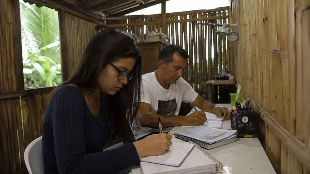 Caseiro deixou Minas com a esposa e 3 filhos para buscar mais oportunidades, construiu com bambu, arame e madeira um quarto para a filha estudar e, depois de fazer o Enem ao lado dela sem sequer ter o ensino médio, conseguiu a certificação e passou a cursar Direito na mesma faculdade, onde os dois chegaram a dividir o lanche quando o dinheiro apertava