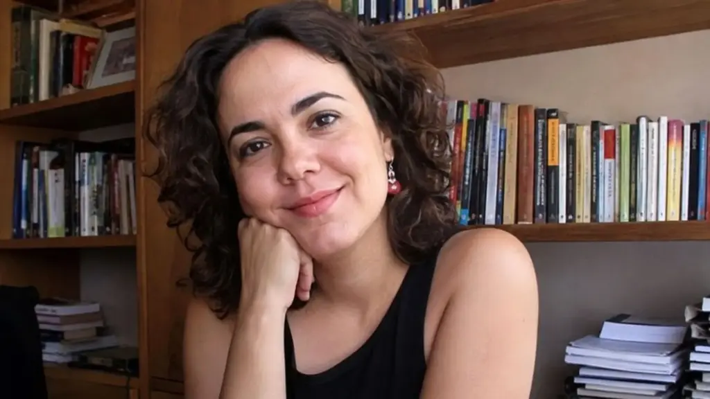 Aos 14 anos, filha de costureira e pedreiro virou empregada doméstica para bancar o transporte até a escola, trabalhava de dia e estudava de madrugada, fez faxinas durante a faculdade e o mestrado e chegou a percorrer cerca de 130 km de moto até a UFRJ antes de conquistar o doutorado em Letras Clássicas