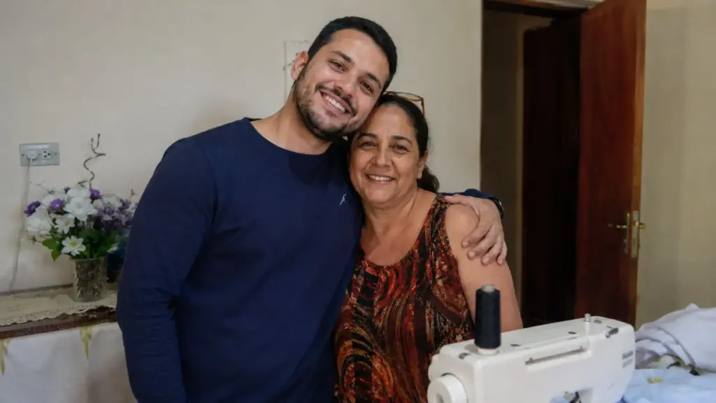 Costureira passa anos entre linhas, tecidos e panos de prato para ajudar a bancar Medicina do filho, que vende as peças nas ruas de Volta Redonda, conclui o curso e hoje trabalha como médico
