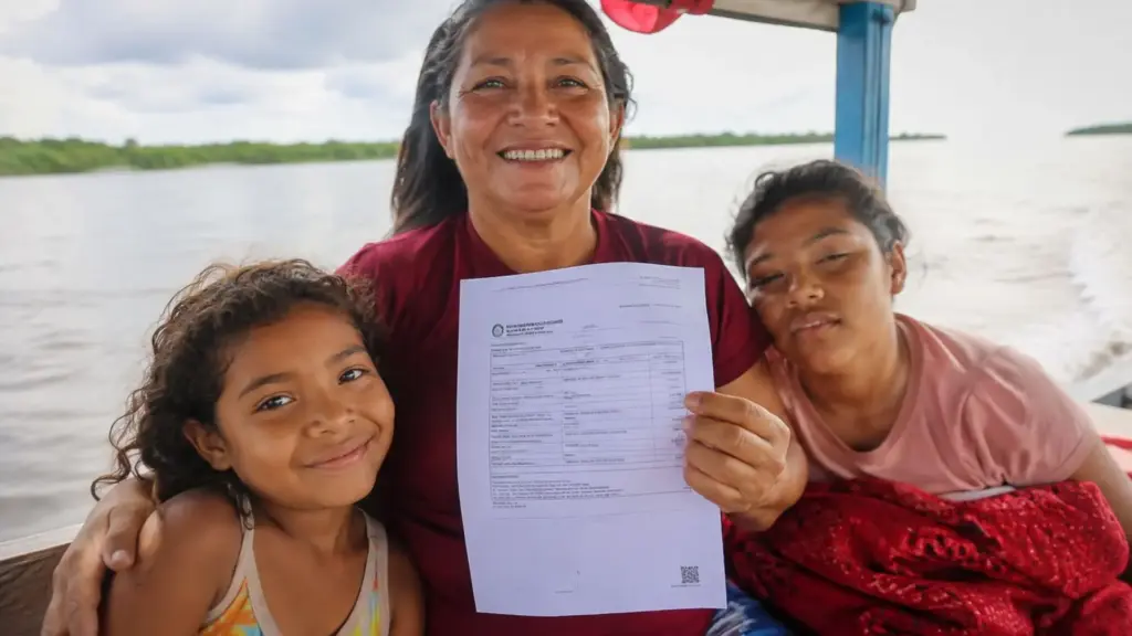 Aposentada rural saiu de uma ilha levando nos braços a filha de 15 anos e acompanhada da neta de 8; diante da Justiça, ouviu que o INSS teria de garantir dois benefícios e exibiu as sentenças como troféus Aposentada rural saiu de uma ilha levando nos braços a filha de 15 anos e acompanhada da neta de 8; diante da Justiça, ouviu que o INSS teria de garantir dois benefícios e exibiu as sentenças como troféus