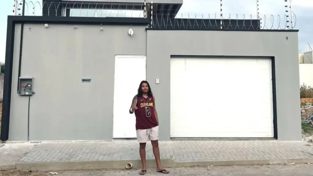 Ex-gandula e catador que virou streamer da FURIA usa dinheiro do Free Fire e leva quase 1 ano para trocar a casa de 75 m² com goteiras por um lar de 200 m², com suíte e closet para a própria mãe no Bairro Aeroporto em Juazeiro do Norte
