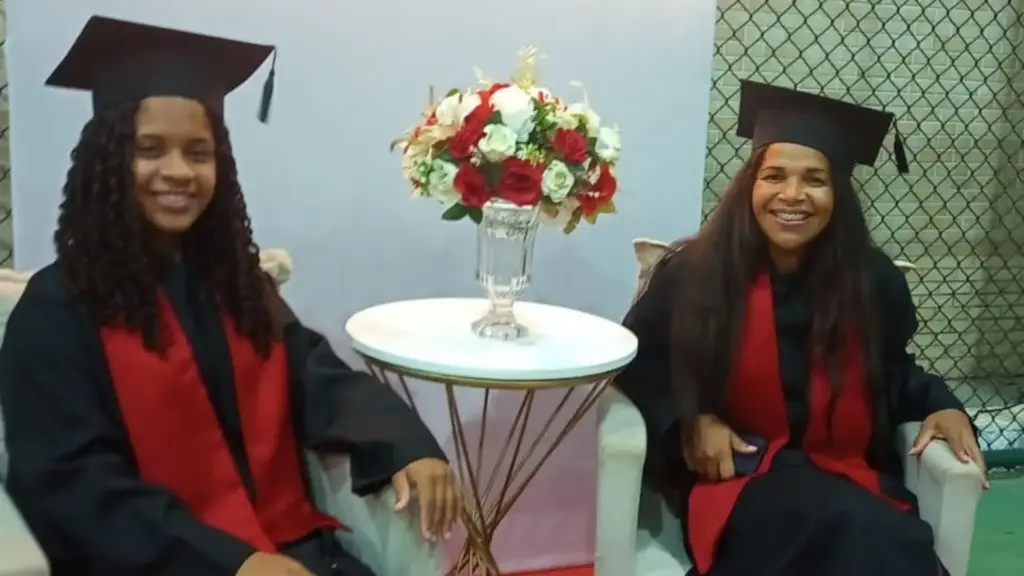 Mãe largou tudo para impedir que a filha abandonasse a escola por não ter com quem deixar o bebê, voltou a estudar ao lado dela pela EJA, levou a neta para as aulas e viu as duas concluírem o ensino médio, passarem juntas no vestibular, conseguirem bolsa de 50% e entrarem em Pedagogia Mãe largou tudo para impedir que a filha abandonasse a escola por não ter com quem deixar o bebê, voltou a estudar ao lado dela pela EJA, levou a neta para as aulas e viu as duas concluírem o ensino médio, passarem juntas no vestibular, conseguirem bolsa de 50% e entrarem em Pedagogia