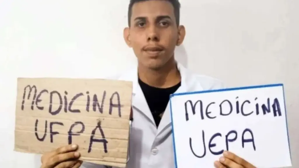 Filho de gari e diarista, jovem de 21 anos estuda sozinho pelo celular e tablet por até 10 horas por dia, sem computador e sem frequentar cursinho preparatório, passa em Engenharia, Enfermagem e Direito e finalmente conquista vagas em Medicina na UFPA e na UEPA