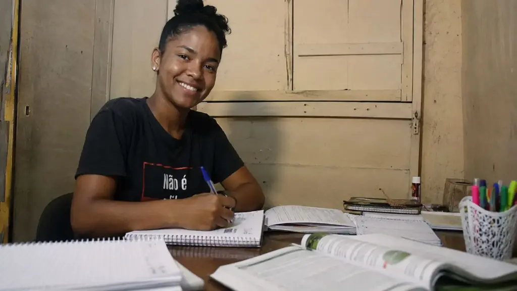 Filha de pedreiro e boia-fria, jovem saiu do interior sem dinheiro nem para ônibus, chegou a ficar 6 meses sem água e luz, trabalhava das 12h às 21h e estudava de madrugada até conquistar Medicina em uma Universidade Federal