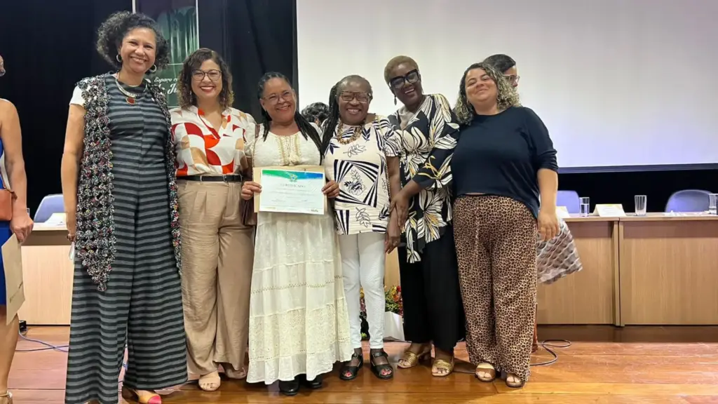 Empregada doméstica chegou a Salvador aos 17 anos sem registro de nascimento e sem saber ler ou escrever, pegava ônibus pela cor, juntou dinheiro por dois anos para conseguir se registrar e, depois de faltar dinheiro para livros, comida e transporte, manteve os estudos até se formar em Direito quase quatro décadas depois