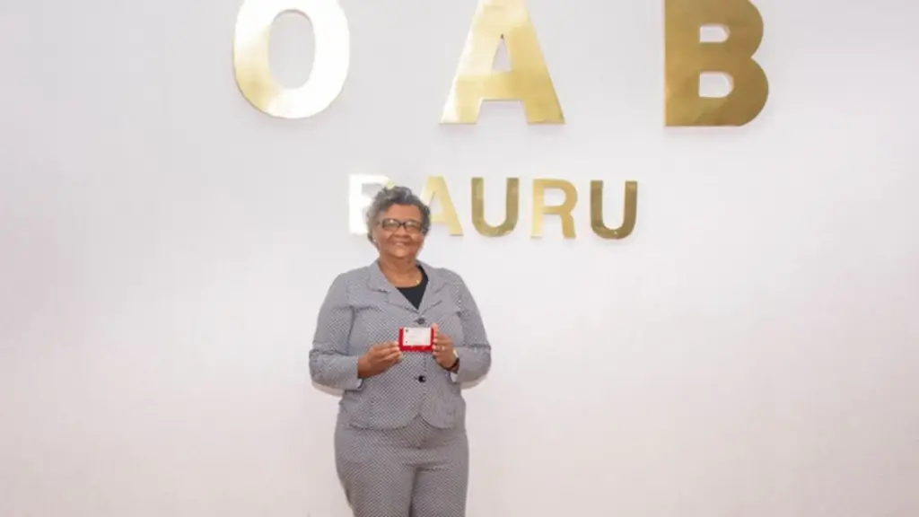 Ela deixou a escola após a 4ª série para trabalhar como doméstica e ajudar a família, voltou aos estudos pela EJA aos 52 anos, formou-se em Direito aos 60 e, aos 64, passou na OAB após insistir até conquistar a profissão que parecia distante Ela deixou a escola após a 4ª série para trabalhar como doméstica e ajudar a família, voltou aos estudos pela EJA aos 52 anos, formou-se em Direito aos 60 e, aos 64, passou na OAB após insistir até conquistar a profissão que parecia distante