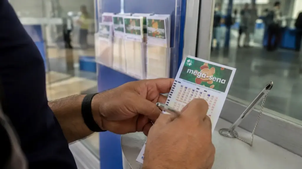 Cantor participa de dois bolões vencedores da Quina e Lotofácil em menos de três meses, recebe cerca de R$ 1,8 milhão e diz apostar todo dia, embora nenhum método garanta prêmio milionário