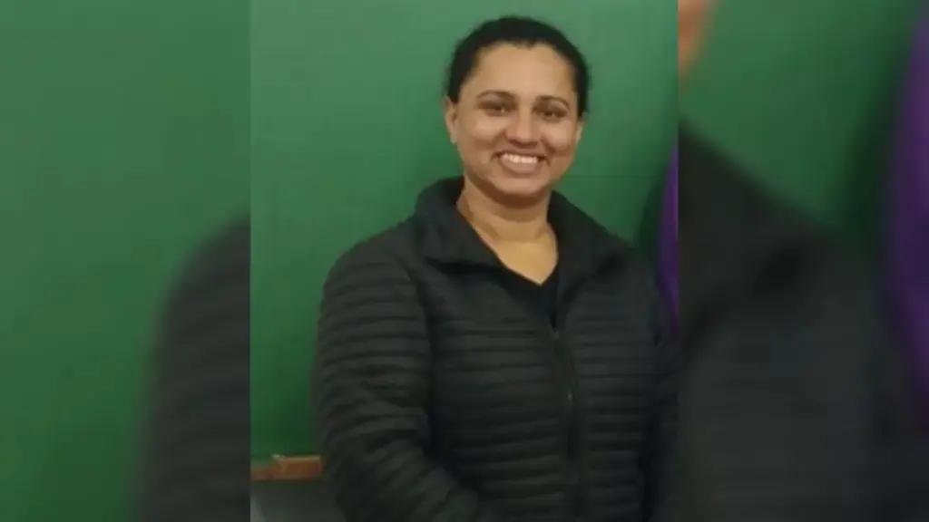 Diarista limpava casas e estabelecimentos enquanto ouvia aulas no YouTube, cuidava da filha e se preparava para a OAB sem cursinho, concluiu o ensino médio pelo Encceja, ganhou bolsa integral do ProUni e manteve a rotina até se tornar a primeira da família com diploma universitário e ser aprovada no Exame da Ordem no Paraná
