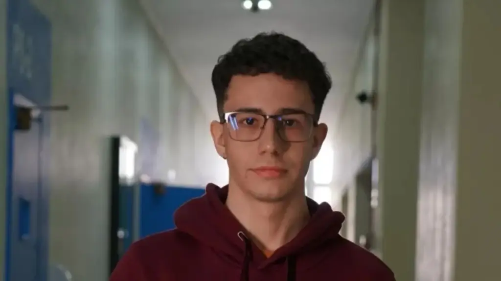 Aluno de escola pública da zona leste de São Paulo contou com a mãe, o padrinho e um amigo para pagar o 1º ano de cursinho, conquistou bolsa integral pelas notas e, após 3 tentativas, passou em Medicina na USP aos 21 anos Aluno de escola pública da zona leste de São Paulo contou com a mãe, o padrinho e um amigo para pagar o 1º ano de cursinho, conquistou bolsa integral pelas notas e, após 3 tentativas, passou em Medicina na USP aos 21 anos