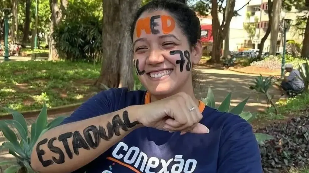 Com os pais aposentados e sem conseguir bancar os R$ 5 mil a R$ 6 mil que ainda faltariam numa faculdade particular, jovem de 26 anos passou nove anos no cursinho e, quando já se preparava para o décimo, conquistou uma vaga em Medicina na Universidade Estadual de Londrina