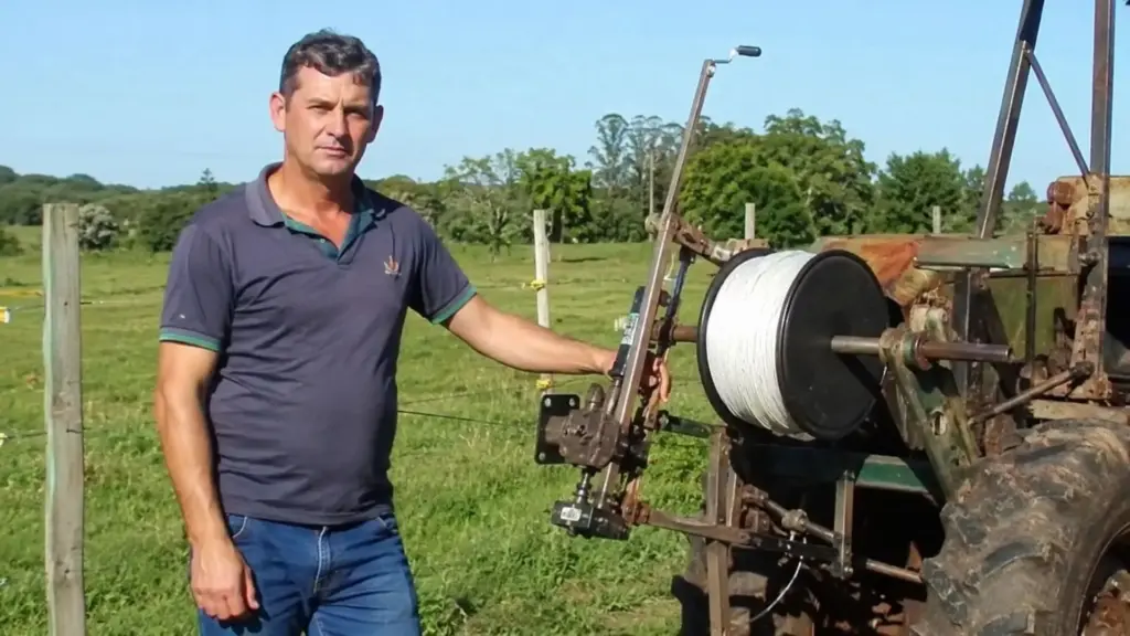 Produtor gaúcho que inventa máquinas desde a infância cria equipamento para recolher fio de cerca elétrica e reduzir trabalho manual no campo, supera o 3º lugar do ano anterior e chega ao topo do Prêmio Afubra/Nimeq em 2025