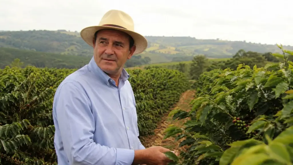 Luis Pascoal comprou duas fazendas em péssimas condições no Cerrado Mineiro, levou 10 anos para recuperar solo, fauna, flora e nascentes e construiu um projeto de mais de 6 mil hectares que mantém metade da área preservada e produz café especial certificado