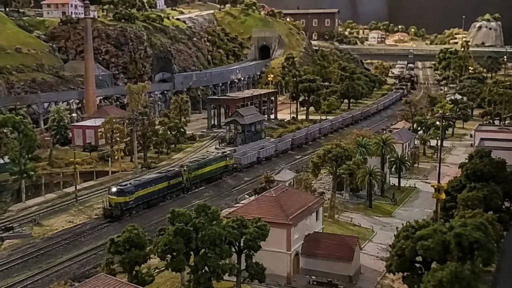 Três antigos ferroviários passam cerca de 2 mil horas construindo uma ferrovia inteira em miniatura no Brasil, com 101 metros de trilhos, 12 locomotivas, 80 casas, 740 árvores, mina, porto e instalações industriais em escala 1:87 Três antigos ferroviários passam cerca de 2 mil horas construindo uma ferrovia inteira em miniatura no Brasil, com 101 metros de trilhos, 12 locomotivas, 80 casas, 740 árvores, mina, porto e instalações industriais em escala 1:87