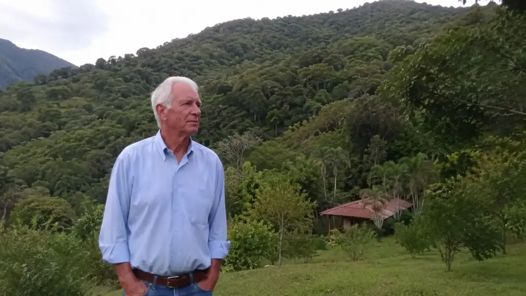 Chamado de louco pelos vizinhos, Antônio Vicente comprou 30 hectares de pasto degradado no interior de São Paulo, passou cerca de 40 anos plantando árvores praticamente sozinho e transformou o terreno castigado pelo gado em uma floresta de 50 mil árvores, onde a água e os animais voltaram a ocupar o que parecia perdido