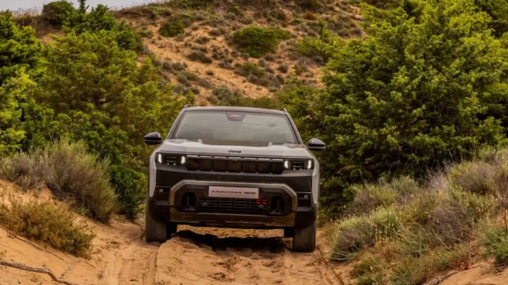 Novo Jeep Compass 4xe 2026 chega à Áustria repaginado, com autonomia de cerca de 600 km, dois motores elétricos e até mesmo tração integral! Tudo isso por 53.800 euros visando disputar mercado com Volkswagen Tiguan, Hyundai Tucson e outros