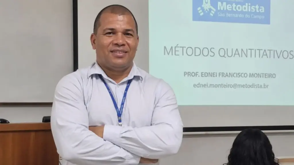 Depois de perder o emprego, brasileiro aceitou uma vaga de faxineiro em universidade ao descobrir que funcionários ganhavam bolsa, entrou em Administração, começou a ajudar alunos em atividades e em apenas quatro anos trocou a limpeza pela sala de aula como professor da mesma instituição Depois de perder o emprego, brasileiro aceitou uma vaga de faxineiro em universidade ao descobrir que funcionários ganhavam bolsa, entrou em Administração, começou a ajudar alunos em atividades e em apenas quatro anos trocou a limpeza pela sala de aula como professor da mesma instituição