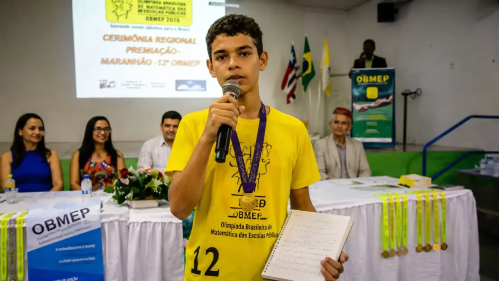 Estudante do Maranhão estudava sem internet, encarou 10 horas por dia de questões, usou bolsa de R$ 100 para pagar um notebook e virou o único ouro do estado na maior olimpíada de matemática das escolas públicas do Brasil
