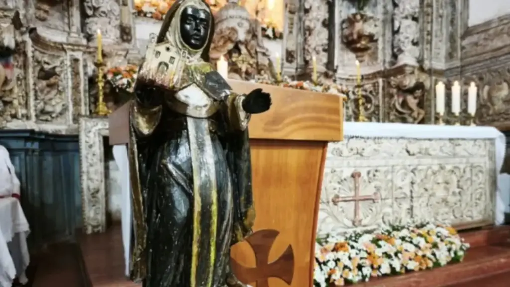 Pessoa vê imagem em site de leilões, nota algo errado e ajuda a recuperar escultura sacra de Santa Efigênia desaparecida havia 20 anos, peça do século XVIII, integrante de igreja tombada pelo Iphan, com 50 cm de altura e origem confirmada por perícia técnica