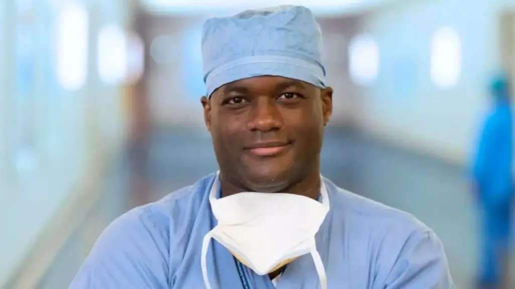 Imigrante que lavava carros num lava-jato para sobreviver nos Estados Unidos virou médico e hoje é anestesiologista num dos maiores centros de câncer do mundo, em Nova York, no mesmo hospital onde esterilizava instrumentos cirúrgicos no turno da noite Imigrante que lavava carros num lava-jato para sobreviver nos Estados Unidos virou médico e hoje é anestesiologista num dos maiores centros de câncer do mundo, em Nova York, no mesmo hospital onde esterilizava instrumentos cirúrgicos no turno da noite