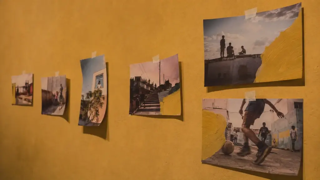 Criado na Rocinha, jovem foi patinador profissional por 12 anos, descobriu a pintura durante a faculdade, transformou cenas comuns da favela em obras gigantes e levou sua arte para museus de Lyon, Marrakech e exposições internacionais
