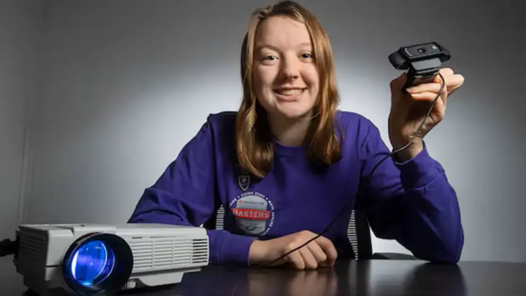 Aos 14 anos, estudante cria sistema que faz coluna do carro parecer transparente para reduzir ponto cego e ganha prêmio de US$ 25 mil Aos 14 anos, estudante cria sistema que faz coluna do carro parecer transparente para reduzir ponto cego e ganha prêmio de US$ 25 mil