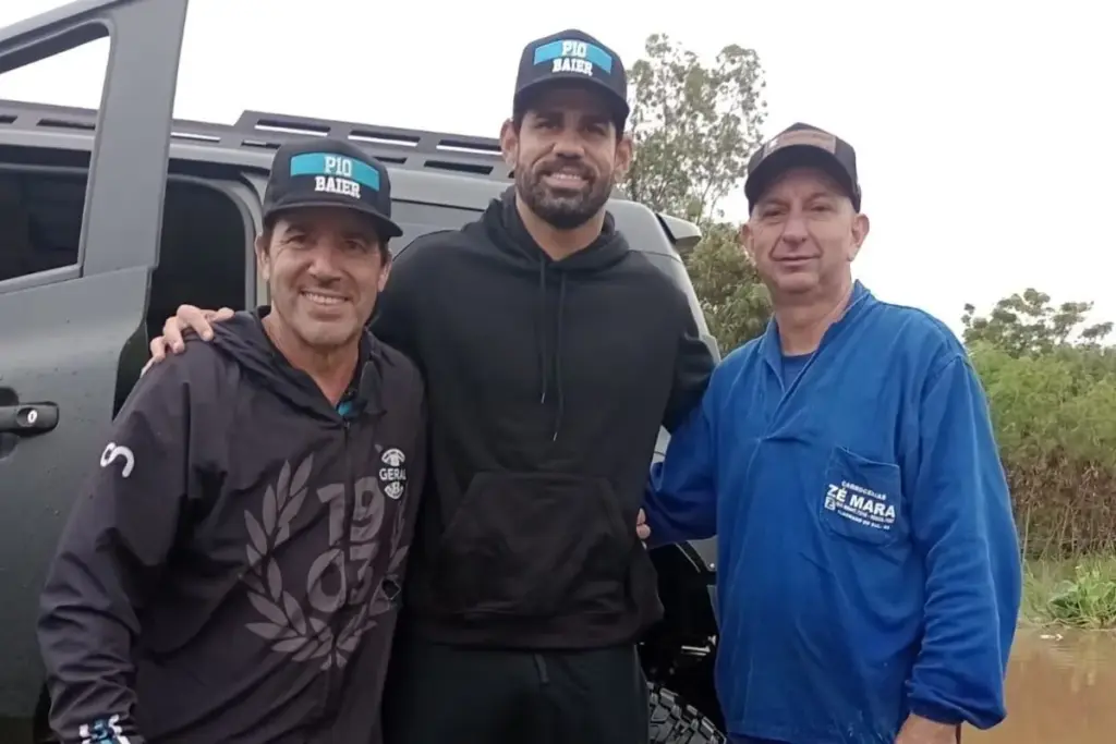 Jogador Diego Costa pega o próprio jet ski, entra na água da enchente do Rio Grande do Sul e usa a habilidade na pilotagem para retirar vítimas ilhadas junto com as equipes de resgate Jogador Diego Costa pega o próprio jet ski, entra na água da enchente do Rio Grande do Sul e usa a habilidade na pilotagem para retirar vítimas ilhadas junto com as equipes de resgate