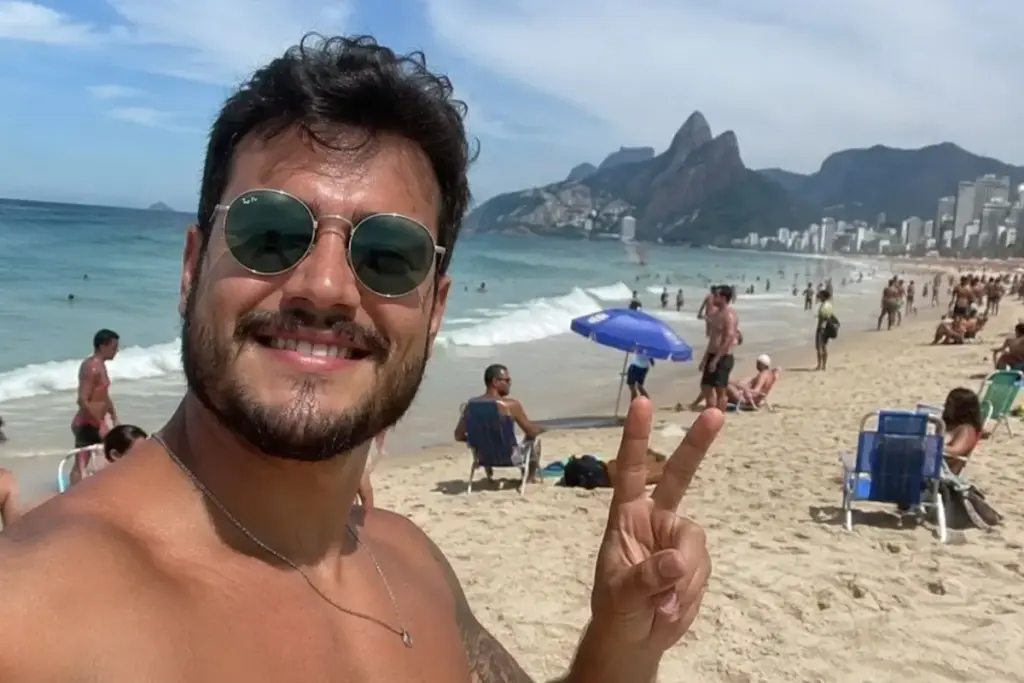 Juiz do Trabalho mantém justa causa de empregado flagrado por fotos na praia postadas nas redes sociais durante atestado médico