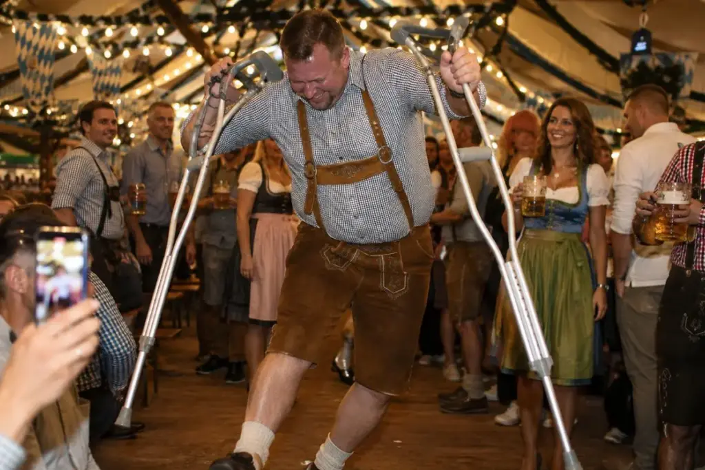 Juiz do Trabalho mantém justa causa de empregado flagrado dançando de muletas na Oktoberfest durante afastamento médico de 90 dias