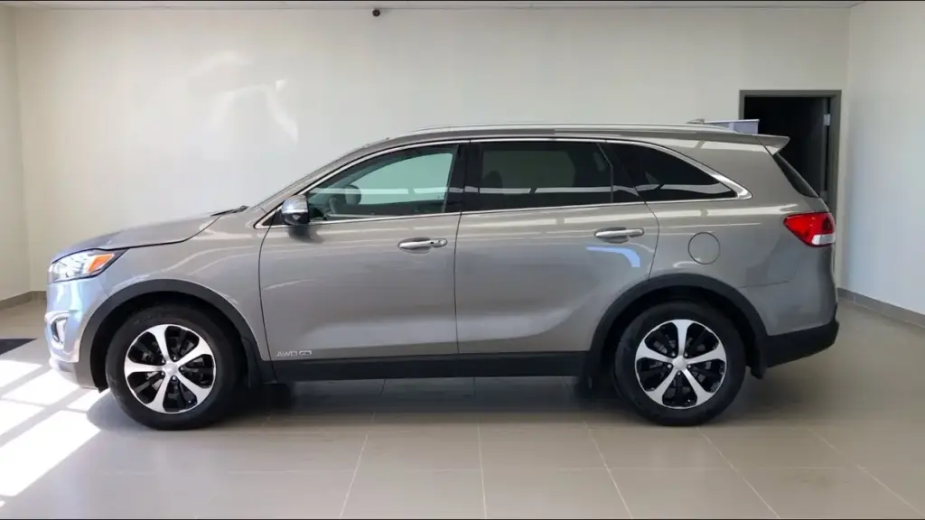 Custando menos que um Renault Kardian Iconic 0 km: com sete lugares, motor V6 3.5 de 280 cv, torque de 33,6 kgfm, opção de tração AWD e câmbio automático de oito marchas, o Kia Sorento 2018 entrega porte de SUV grande por preço de compacto novo